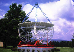 ... seines selbstgebauten (Amateur-)Radioteleskopes.