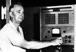 Grote Reber (1911-2002) an einer Kontrollanlage für den Empfänger...