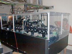 Das AMBER-Instrument am VLTI. Der komplexe Aufbau enthält eine große Anzahl von optischen und mechanischen Komponenten für die gleichzeitige Interferometrie und Spektroskopie von kosmischen Objekten.