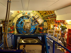 Das neue Instrument „upGREAT“ (im Bildhintergrund sichtbar) ist am Teleskop des Flugzeug-Observatoriums SOFIA montiert. Im Vordergrund zu sehen ist der Kompressor des Cryo-Coolers - dynamisch aufgehängt, um die Bewegungen des Flugzeugs auszugleichen.