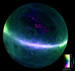 Karte des gesamten Nordhimmels im Licht des neutralen Wasserstoffs (HI), aufgenommen im Rahmen des „Effelsberg-Bonn HI Surveys“ (EBHIS). Unsere Heimatgalaxie, die Milchstraße, erscheint hier als leuchtendes Band quer über den Himmel. Die Wasserstoffstrahlung von der Andromeda-Galaxie (M31) ist als helle Ellipse gerade unterhalb des Bandes der Milchstraße leicht zu erkennen. Bei den rötlich erscheinenden Flecken auf der entgegengesetzten Seite handelt es sich um nahegelegene Galaxien in nur wenigen Millionen Lichtjahren Entfernung. Die Bewegung des Wasserstoffgases relativ zur Erde (die sogenannte Radialgeschwindigkeit) ist farbkodiert dargestellt (siehe Skala der Farbtöne unten rechts) wobei die Helligkeit der Farben der Intensität der aufgenommenen Wasserstoffstrahlung entspricht.