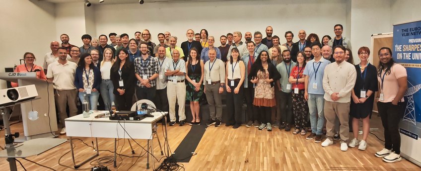 Aktuelle und ehemalige Mitglieder der VLBI-Abteilung des MPIfR beim EVN2024 Meeting Foto von derzeitigen und ehemaligen Mitgliedern der MPIfR-Abteilung Radioastronomie/VLBI, aufgenommen während des Europäischen VLBI-Netzwerk-Symposiums im September 2024