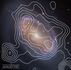 <div>
<p><em>Spiralgalaxie NGC 4725. Die Konturlinien zeigen Radiokontinuumsstrahlung bei einer Frequenz von 8,5 GHz, gemessen mit dem 100-m-Radioteleskop Effelsberg, überlagert auf eine optische Aufnahme der Galaxie.</em></p>
</div>
<em><br /> <br /> </em>