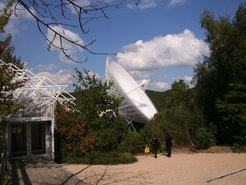 Besucherpavillon am Radioteleskop Effelsberg mit dem 100-m-Teleskop und der Station "Sonne" des Planetenwegs (am rechten Bildrand)