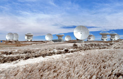 Einzelantennen von ALMA, dem "Atacama Large Millimetre Array", in 5100 m Höhe in der Chajnantor-Hochebene (Atacamawüste, Chile).