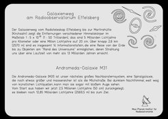 Tafel "Andromeda-Galaxie" des Galaxienwegs am Radioteleskop Effelsberg. Jede der 14 Tafeln enthält eine Beschreibung des Gesamtwegs (mit Maßstab) sowie des dargestellten Objekts.