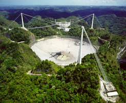 Das 305m-Radioteleskop nahe Arecibo, Puerto Rico. Die Beobachtungen, die im Rahmen des Einstein@Home-Projekts auf neue Pulsare hin untersucht werden, sind mit diesem Teleskop durchgeführt worden.