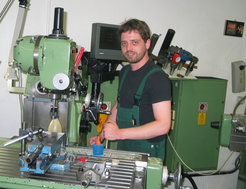 Kevin Lichius in der Werkstatt des Max-Planck-Instituts für Radioastronomie