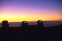 Das Keck-Interferometer auf dem Mauna Kea (Hawaii). Das Teleskop besteht aus zwei einzelnen 10-Meter-Teleskopen in getrennten Kuppeln, die 85 Meter voneinander entfernt stehen.