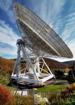 Das 100-m-Radioteleskop Effelsberg. Die Beobachtungen, die zur Entdeckung der relativistischen Präzession im Pulsarsystem PSR B1913+16 führten, wurden mit diesem Teleskop durchgeführt.