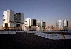 Gipfelplateau des Cerro Paranal in Chile, mit den vier Hauptteleskopen des VLT (Very Large Telescope) mit jeweils 8,2 m Durchmesser, sowie den vier Hilfsteleskopen mit jeweils 1,8 m Durchmesser im Vordergrund.