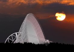 Sonnenaufgang am 100-m Radioteleskop Effelsberg, dem größten und wichtigsten Element des Europäischen Radiointerferometrie-Netzwerkes.