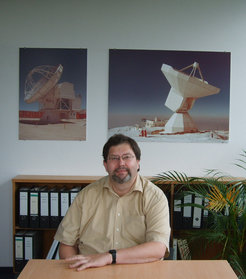 Prof. Karl M. Menten in seinem Büro im Max-Planck-Institut für Radioastronomie in Bonn.