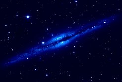 LBT First Light Bild" der Galaxie NGC 891 aufgenommen am 12. Oktober 2005. Diese Galaxie befindet sich im Sternbild Andromeda in einer Entfernung von 24 Millionen Lichtjahren. Die Galaxie NGC 891 ist wissenschaftlich sehr interessant, weil es in ihr viele Regionen mit sehr heftiger Sternentstehung und Röntgenstrahlung gibt. Dieses Bild wurde mit der "Large Binocular Camera" aufgenommen, die aus vier CCD-Detektoren mit je 2048 x 4608 Pixels besteht.