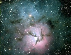 Optische Darstellung des in Emissions- (Rot) und Reflexionsnebel (Blau) aufgeteilten Trifidnebels.