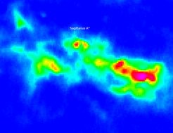 Darstellung von Sagittarius A im Submillimeterbereich (ATLASGAL). Die zwei Emissionspeaks, die mit Sagittarius A* gekennzeichnet sind zeigen die Position des massereichen Schwarzen Lochs Sagittarius A*, der Zentralquelle unserer Milchstraße.