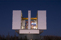 Abb.7: Das "Large Binocular Telescope" (LBT) mit zunächst einem montierten Spiegel Bild: Pressemeldung MPIfR vom 26. Oktober 2005 ""Erstes Licht" für das Large Binocular Telescope" anlässlich einer Testmessung von NGC 891.