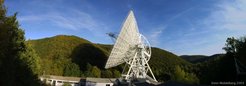 100-m-Radioteleskop im Effelsberger Bachtal, geschützt vor Störstrahlung durch die umliegenden Hügel.