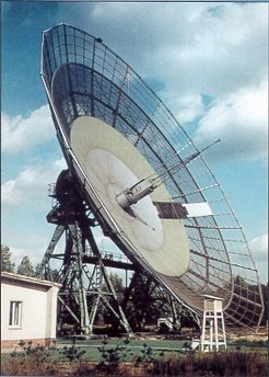 Das Radioteleskop Adlershof (ehem. DDR) mit Messhütte.