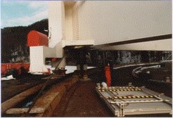 Das Teleskop wird mit hydraulischem Gerät angehoben, um eine Erneuerung der Schiene zu ermöglichen (1996).