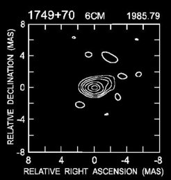 Radiokonturkarte von 1749+701. Aus der Arbeit von Witzel et al. (1988, Astronomy and Astrophysics 206, 245).