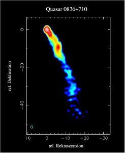 Radiointerferometriebild des Quasars 0836+710 bei 3.6cm Wellenlänge. Vom Kern (oben) ausgehend, läßt sich der Radiojet über 40 Milli-Bogensekunden (entspricht etwa 500 Lichtjahren) weit in den intergalaktischen Raum verfolgen. Die Farben entsprechen unterschiedlichen Intensitäten der Radiostrahlung (von rot zu blau abnehmend).