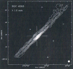 Abb. 6: Die 1.2-mm-Staubstrahlung überlagert als Konturen auf ein optisches Bild der Galaxie NGC4565.