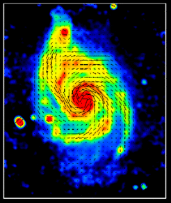 Gesamte Radiostrahlung der Galaxie M51 bei 6-cm-Wellenlänge, kombiniert aus Beobachtungen mit dem 100-m Teleskop Effelsberg und mit dem VLA (USA). Die Striche geben die Richtung der Magnetfeldlinien wieder.