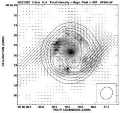 Der zentrale Gasring in NGC 1097: Gesamte Radiostrahlung bei 3,5-cm-Wellenlänge (Konturlinien) und Magnetfeldlinien (Striche), überlagert einem optischen Bild, aufgenommen mit dem Hubble Space Telescope (HST) von A. Barth (Cambridge/USA).