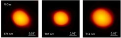 Bispektrum-Speckle-Interferometrie des Mira-Sterns R Cas bei Wellenlängen von 671, 700 und 714 nm (Falschfarbendarstellung). Die Größe der Sternscheibe beträgt bei diesen Wellenlängen 51 x 36, 40 x 35 bzw. 56 x 42 Millibogensekunden.