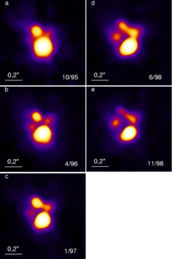 Bispektrum-Speckle-Interferometrie des Kohlenstoffsterns IRC+10216 (Wellenlänge 2,2 µm, Falschfarbendarstellung). Die Bilder (a) bis (e) zeigen die Entwicklung der inneren Staubhülle zwischen 1995 (oben) und 1998 (unten).