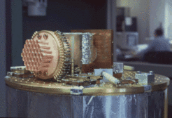 Abb. 1: Das Max-Planck Millimeter Bolometer "MAMBO", eine am MPIfR entwickelte 37-Element Bolometer Kamera, die empfindlich ist für Strahlung mit Wellenlängen zwischen 1.0 und 1.4 mm. Der für die Aufnahmen geöffnete Kryostat zeigt die Hörner (5 mm Durchmesser), die die einfallende Strahlung zu den auf 0.3 K gekühlten Halbleiterdetektoren führen.