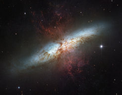 Abb. 1: Die aktive Galaxie M82 mit einem starken Sternwind. Wegen ihrer Nähe („nur” etwa 10 Millionen Lichtjahre) ein beliebtes Objekt für neuartige Beobachtungen.