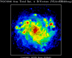 Dies ist ein Bild der NGC6946, einer Spiralgalaxie im Schwan 15 Millionen Lichtjahre von der Erde entfernt. Sie liegt in einem Winkel von 12 Grad (20 Millionen Lichtjahre) vom galaktischen Equator entfernt. Die Aufnahme wurde mit dem 100m-Radioteleskop in Effelsberg und dem Very Large Array (VLA) bei einer Frequenz von 4,8 GHz erstellt.