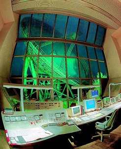 Salle de contrôle du radiotélescope de 100m.