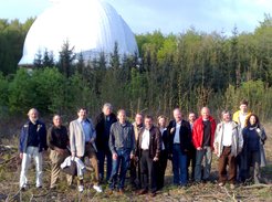 Dritte Sitzung des GLOW-Rates am 6. Mai 2008 in Tautenburg im Thüringer Wald. Das Bild wurde auf dem Gelände aufgenommen, auf dem die LOFAR-Station danach aufgebaut wurde. Im Hintergrund ist die Kuppel des Tautenburger 2-m-Spiegels zu sehen.