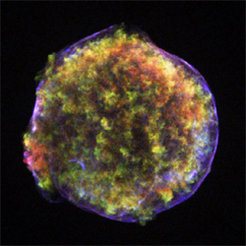 Auf dem Bild sieht man den sich ausdehnenden Supernovanebel in Röntgenstrahlung, beobachtet mit dem Chandra Satelliten.