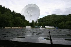 Das hochfrequente Antennenfeld (vorne im Bild) besteht aus 96 Styroporkästen von etwa 5 x 5 m Größe, in die Metallplatten eingelassen und die mit stabiler Plastikfolie abgedeckt sind.