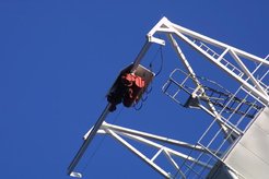 Kran an der Primärfokuskabine zum Transport der Empfängerboxen.