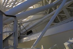 Unterhalb der Parabolantenne sieht die Sekundärfokuskabine so aus.