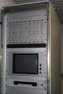 Dies ist ein Bild von einem Autokorrelator in Effelsberg.
