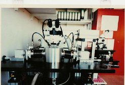Bild 1 - Cryoproberstation für S-Parameter-Messungen bei 15 Kelvin.