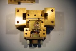 Bild 3 - Kryogenisch kühlbarer integrierter Verstärker (MMIC) für 26 - 40 GHz.