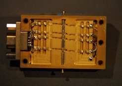 Bild 4 - Kryogenisch kühlbarer Verstärker in hybrider Bauweise für 18-26 GHz.