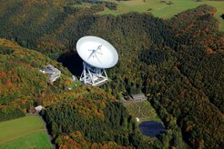 Aerial view of the radio observatory in Effelsberg with its 100-metre radio telescope. The researchers used this telescope to carry out spectroscopic observations of the methanol molecule in the direction of the far distant galaxy PKS1830-211.