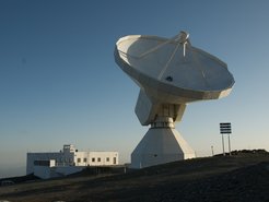 Spürnase für Moleküle: Mit dem IRAM 30-Meter-Radioteleskop auf dem Pico del Veleta in der spanischen Sierra Nevada haben Astronomen jetzt Cyclopropenyl (C3H+) entdeckt.