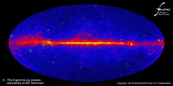 Der Himmel, gesehen mit den Augen des Satelliten Fermi. Eingezeichnet sind die Positionen der mit dem neuen Suchalgorithmus entdeckten Gammapulsare.