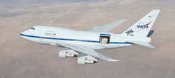 SOFIA während des ersten Testflugs mit vollständig geöffneter Teleskoptür am 18. Dezember 2009 über der kalifornischen Mojave-Wüste. In der Öffnung im Rumpf der Boeing 747SP wird das in Deutschland gebaute 2,7 Meter-Teleskop sichtbar.