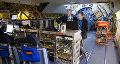 Am 28. und 29. Januar 2011 fanden ausgedehnte Tests mit dem GREAT-Empfänger an Bord des Flugzeugobservatoriums SOFIA statt. Rolf Güsten (links) vom Max-Planck-Institut für Radioastronomie und Urs Graf von der Universität Köln begutachten die ersten Resultate.
