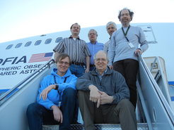 Bereit zum Take-off: Das GREAT-Team mit PhD-Student Oliver Ricken und Projektleiter Rolf Güsten (vorne rechts) sowie (stehend, von links) Stefan Heyminck vom Max-Planck-Institut für Radioastronomie, Jürgen Stutzki, Karl Jacobs und Urs Graf (alle Universität Köln).